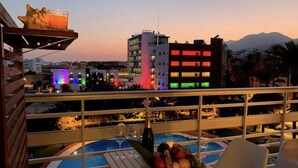 A balcony with a pool table, a candle, and a fruit bowl. - Casa Torre - Sea Views (Torremolinos)