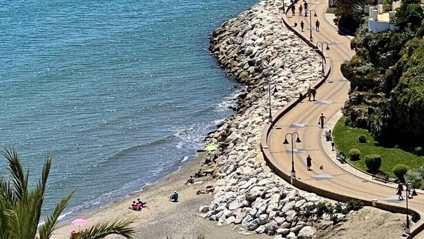 A coastal road with a rocky shoreline, a beach with people and umbrellas, and a clear view of the sea. - Casa Torre - Sea Views (Torremolinos)