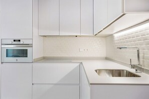 Fridge, microwave, oven, coffee/tea maker