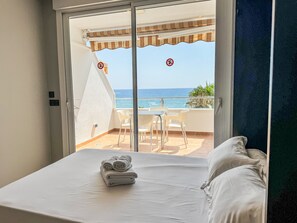 Tabla de planchar con plancha, wifi gratis y ropa de cama 