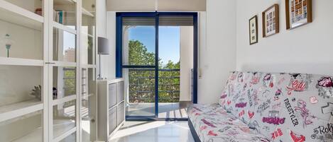 2 slaapkamers, een strijkplank/strijkijzer, reisbedje, gratis wifi