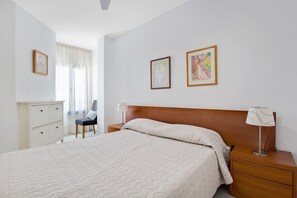 2 bedrooms, iron/ironing board, travel cot, free WiFi