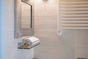 Dusche, Haartrockner, Handtücher, Seife