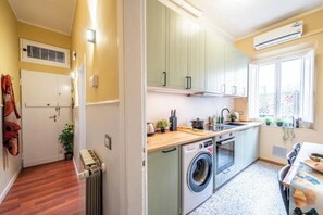 Kühlschrank, Ofen, Herdplatte, Wasserkocher mit Kaffee-/Teezubehör