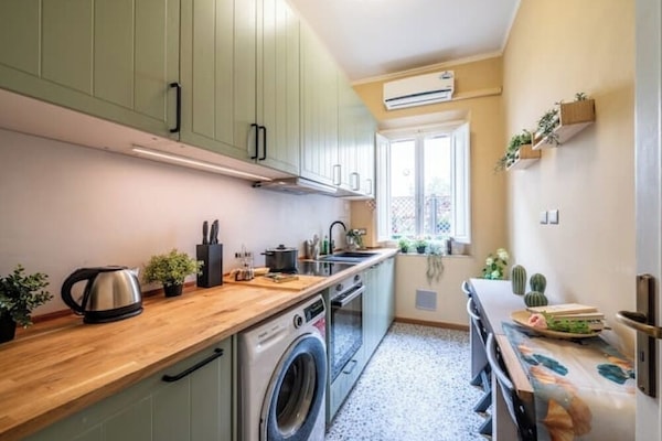 Fridge, oven, stovetop, coffee/tea maker