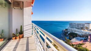 A balcony with a view of the sea and a hotel building. - Casa José - Sea Views (Torremolinos)