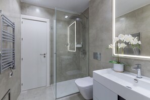 Douche, sèche-cheveux, serviettes fournies