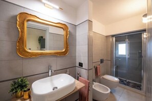 Bruser, hårtørrer, bidet, Sæbe
