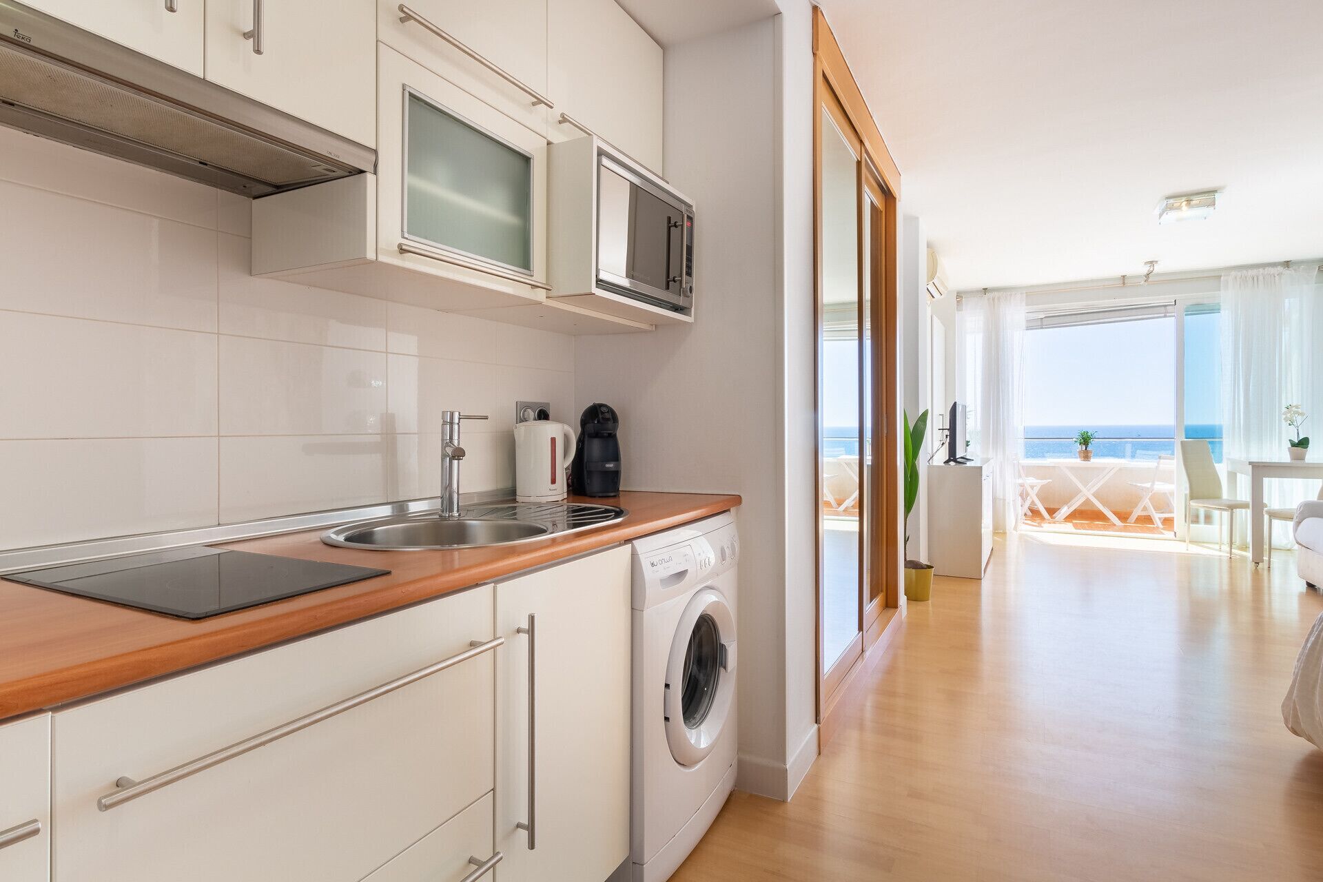 Kühlschrank, Mikrowelle, Wasserkocher mit Kaffee-/Teezubehör