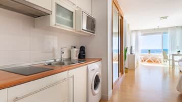 Kühlschrank, Mikrowelle, Wasserkocher mit Kaffee-/Teezubehör