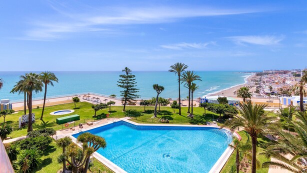 Ein Pool mit Blick auf Strand und Meer.