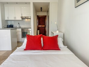 Een strijkplank/strijkijzer, reisbedje, gratis wifi, beddengoed