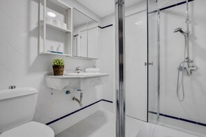 Een douche, een haardroger, handdoeken