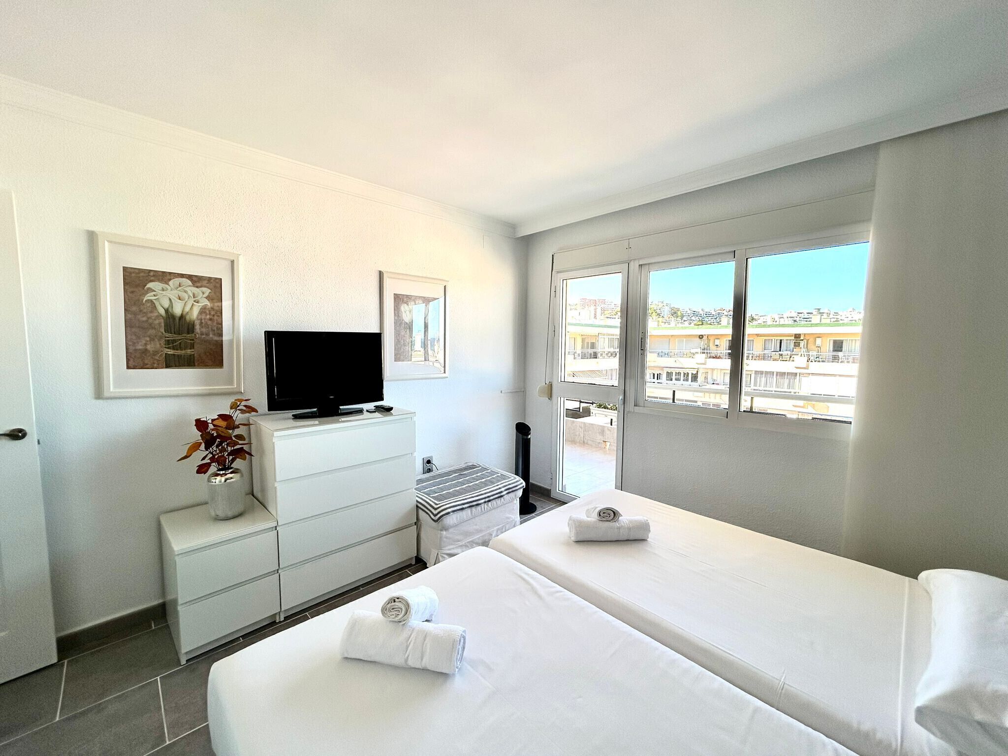 Een strijkplank/strijkijzer, reisbedje, gratis wifi, beddengoed