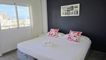 Een strijkplank/strijkijzer, reisbedje, gratis wifi, beddengoed
