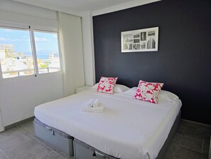 Tabla de planchar con plancha, cuna de viaje, wifi gratis y ropa de cama