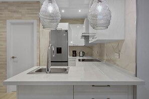 Een koelkast, een magnetron, een oven, een koffiezetapparaat/waterkoker