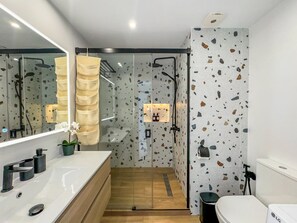 Dusche, Haartrockner, Handtücher, Toilettenpapier