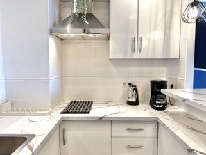 Kylskåp, mikrovågsugn, ugn och kaffe- och tebryggare