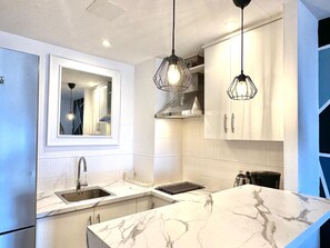 Frigorífico, microondas, horno y cafetera o tetera