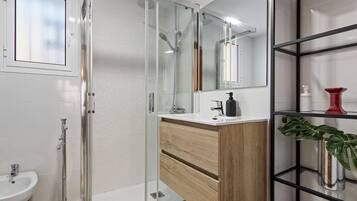 Shower, hair dryer, towels