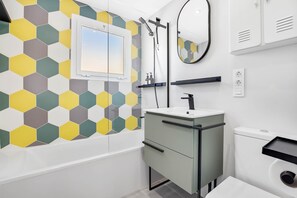 Shower, hair dryer, towels - Casa Fandango - Pueblo Blanco (Torremolinos)