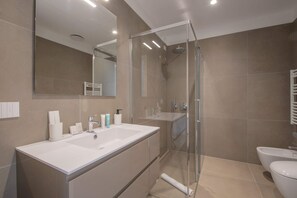 Dusj, hårføner, bidé og håndklær