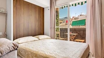 2 slaapkamers, een strijkplank/strijkijzer, reisbedje, gratis wifi