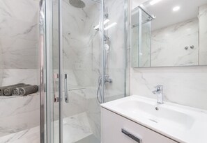 Dusche, Haartrockner, Handtücher