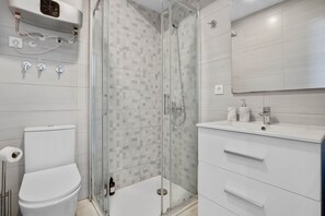 Dusche, Haartrockner, Handtücher