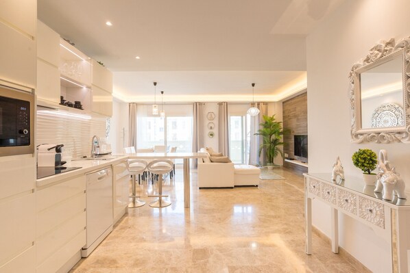 Kühlschrank, Mikrowelle, Ofen, Geschirrspüler