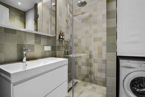 Dusche, Haartrockner, Handtücher, Toilettenpapier