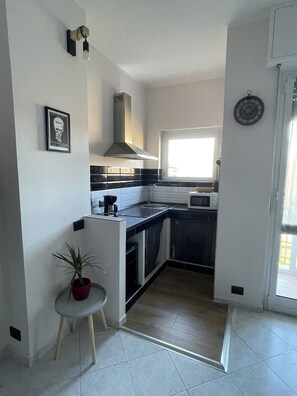 Fridge, microwave, stovetop, coffee/tea maker - Turin Apartment (Torino)