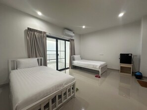 Desk, laptop workspace, free WiFi - Modern House CNX (Chiang Mai)