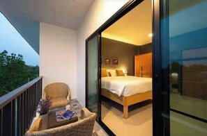 Deluxe Double Room, City View | Desk, laptop workspace, free WiFi - Modern House CNX (Chiang Mai)