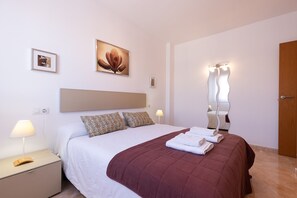 2 chambres, fer et planche à repasser, Wi-Fi gratuit, draps fournis