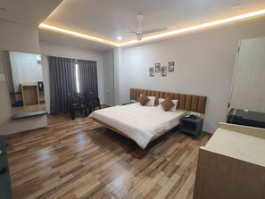 Desk, free WiFi, bed sheets - Hotel Shanti Palace By GRB (Sendhwa)