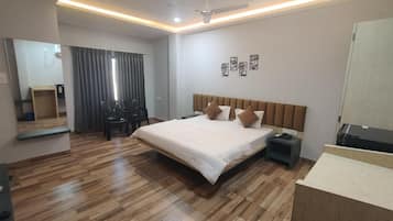 Presidential Room | Desk, free WiFi, bed sheets