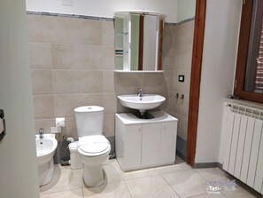 Douche, articles de toilette gratuits, sèche-cheveux