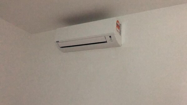 Un climatiseur blanc fixé au mur.