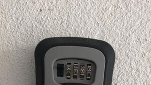 Un dispositivo electrónico negro y gris con teclado, posiblemente un sistema de seguridad o un panel de control.