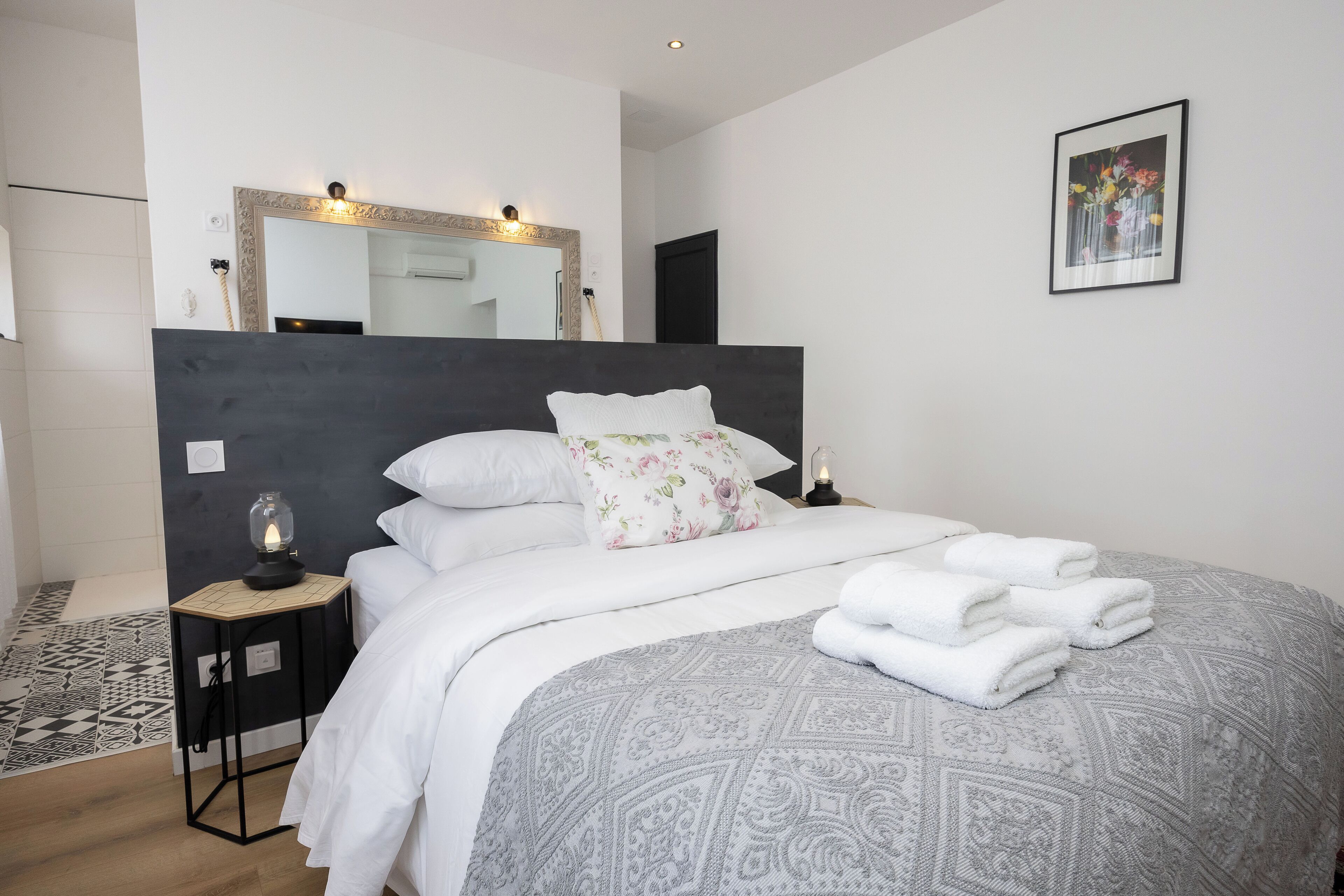 Chambre Double Premium, vue cour intérieure | Literie de qualité supérieure, rideaux occultants, Wi-Fi gratuit