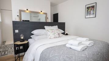 Chambre Double Premium, vue cour intérieure | Literie de qualité supérieure, rideaux occultants, Wi-Fi gratuit