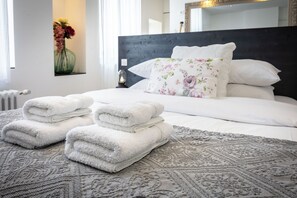 Habitación doble Premium, vista al patio | Ropa de cama de alta calidad y decoración personalizada