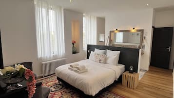 Habitación doble Premium, vista al patio | Ropa de cama de alta calidad y decoración personalizada