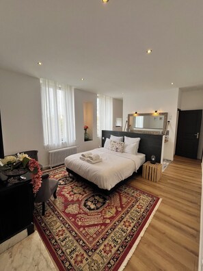 Premium Double Room, Courtyard View | Premium bedding, individually decorated, individually furnished - SalutBB Chambre d'hote (Carcassonne)