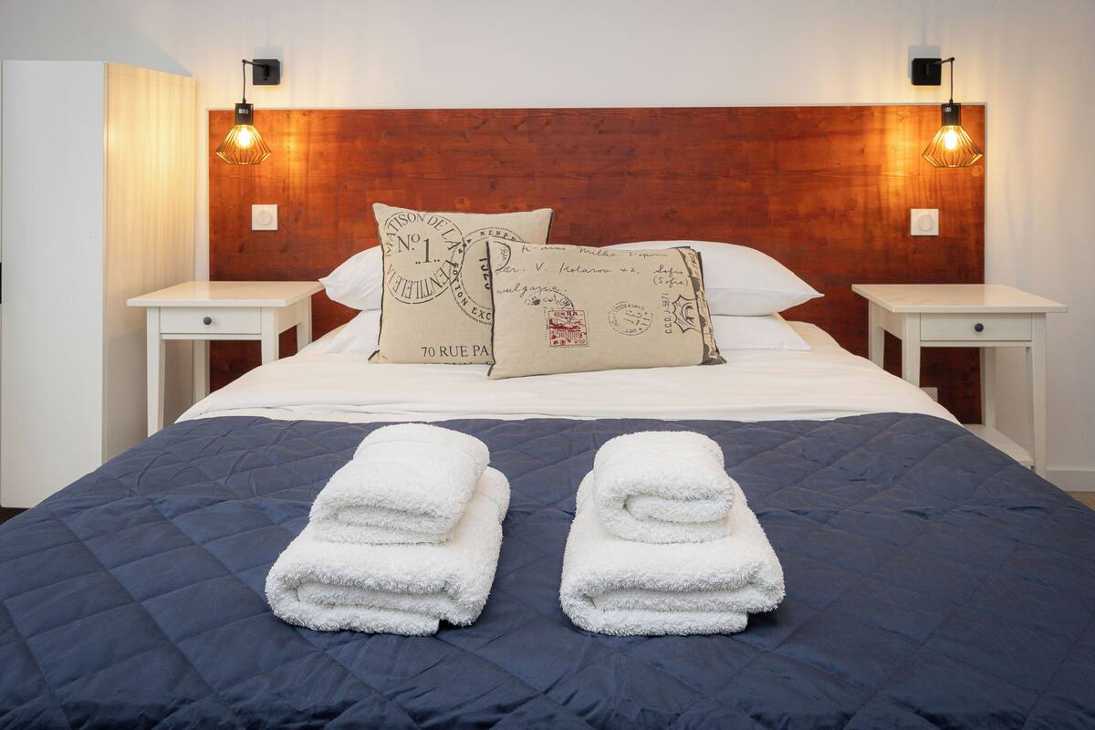 Chambre Confort double, vue sur la ville | Literie de qualité, rideaux d’obscurcissement, accès au Wi-Fi (inclus)