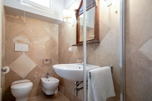Shower, hair dryer, bidet, towels - Terra apartment 20 meters from the sea in Punta Prosciutto (Punta Prosciutto)