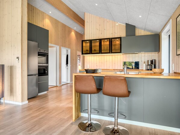 Kjøleskap, mikrobølgeovn, ovn og oppvaskmaskin