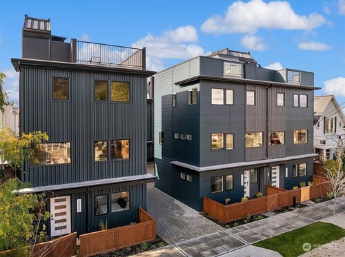 Luxurious Alki Beach Townhome: Steps to the Shore. Pet-Friendly!